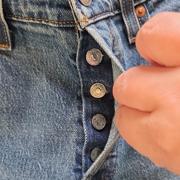 Levi's Premium Denim Button-Fly Wedgie Jean in Medium Wash - Size 31 - Picture 7 of 13